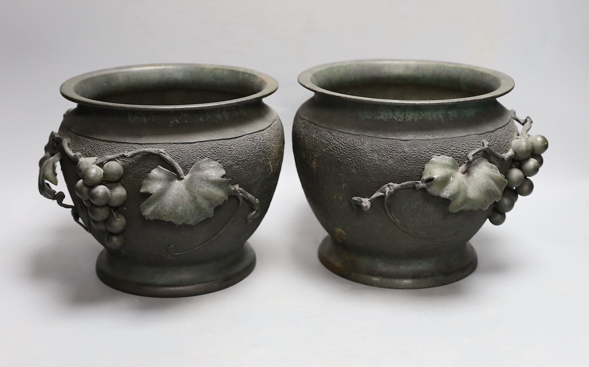 A pair of Japanese bronze jardinieres, Meiji period, 17cm